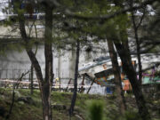 Bombers alerta de “possible inestabilitat” a l’AP-7 pel despreniment del mur que va causar l’accident de tren a Gelida