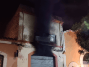 VÍDEO | Incendi de matinada a Vilafranca: flames descontrolades en un habitatge del carrer Comerç