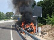 Espectacular incendi d’un vehicle a la C-15 al Pla del Penedès