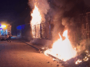 Ensurt de matinada a Santa Margarida i els Monjos: un incendi crema una llarga tanca i afecta el cablejat telefònic