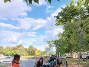 Col·laboració entre alumnes de l’Institut Eugeni d’Ors i la Federació d’ADF per a la recollida de residus i plantació de vegetació