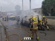 Espectacular incendi a Olivella: una furgoneta queda completament calcinada en ple carrer