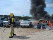 Espectacular incendi d’un vehicle en una zona d’aparcament de Vilafranca