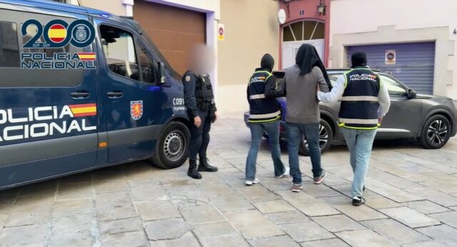 Moment de la detenció d'un presumpte gihadista per un delicte d’adoctrinament terrorista