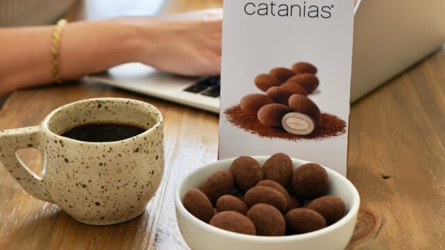 Catànies, el dolç fet a base d'ametlla caramel·litzada, banyada amb praliné i recoberta amb cacau en pols.